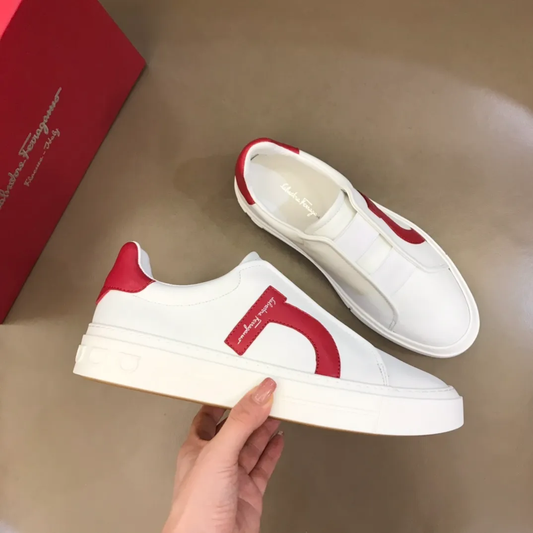 p400【Salvatore Ferraga**】New men's low-top casual shoes! Top-quality cow products, original lasts, made of imported cowhide, first-class texture, first-layer sheepskin lining! Original outsole! The details are exquisite and the style is versatile and upscale! Decorated with a three-dimensional Gancini logo, the back of the tongue and lace-up piping add a pop of color. The high-tech sole features a holographic pattern and Gancini details, making it ideal for a practical yet stylish everyday look. Code number 38-44 (45 can be customized)